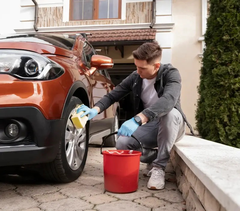 Lavage auto à domicile Sainte-Cécile-d'Andorge : professionnel intervenant sur un véhicule